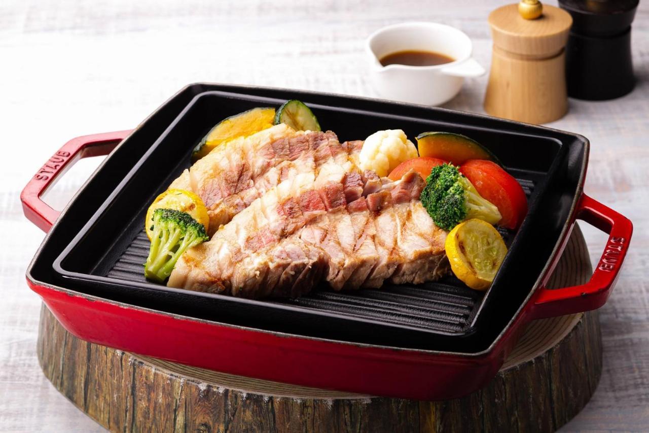 Oriental Hotel Okinawa Resort & Spa Наґо Екстер'єр фото A cast iron grill pan