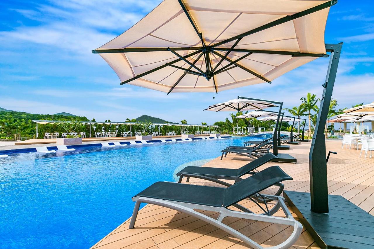 Oriental Hotel Okinawa Resort & Spa Наґо Екстер'єр фото The pool at the resort