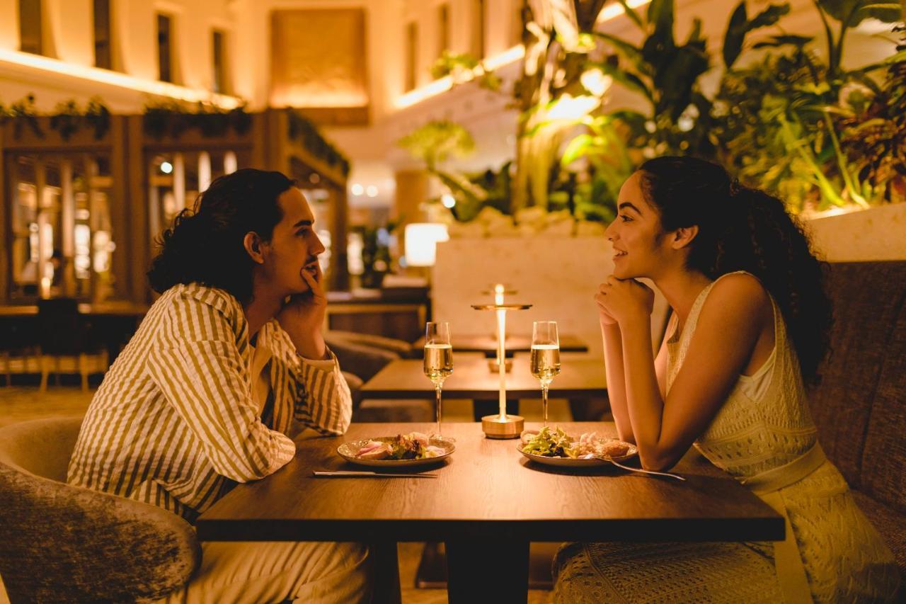 Oriental Hotel Okinawa Resort & Spa Наґо Екстер'єр фото A couple on a date