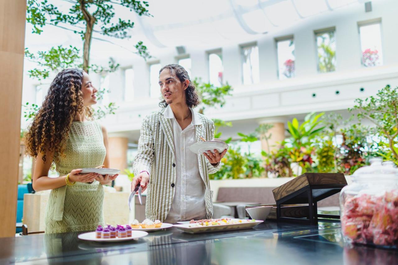 Oriental Hotel Okinawa Resort & Spa Наґо Екстер'єр фото The Atrium