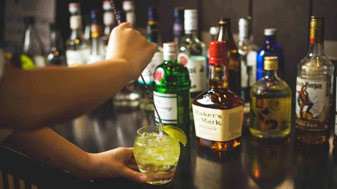 Oriental Hotel Okinawa Resort & Spa Наґо Екстер'єр фото A bartender preparing a cocktail