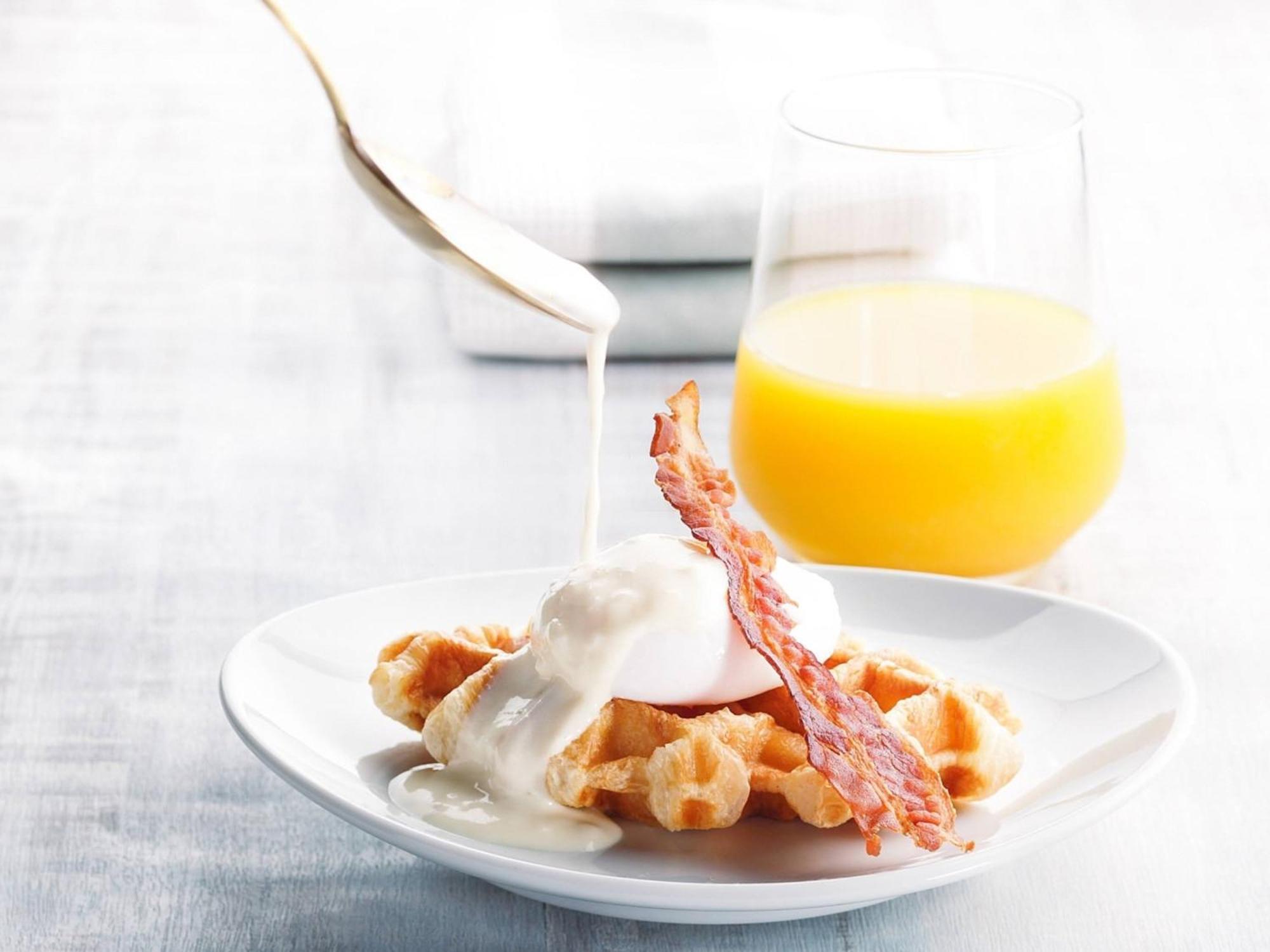 Oriental Hotel Okinawa Resort & Spa Наґо Екстер'єр фото A breakfast of waffles, bacon and orange juice