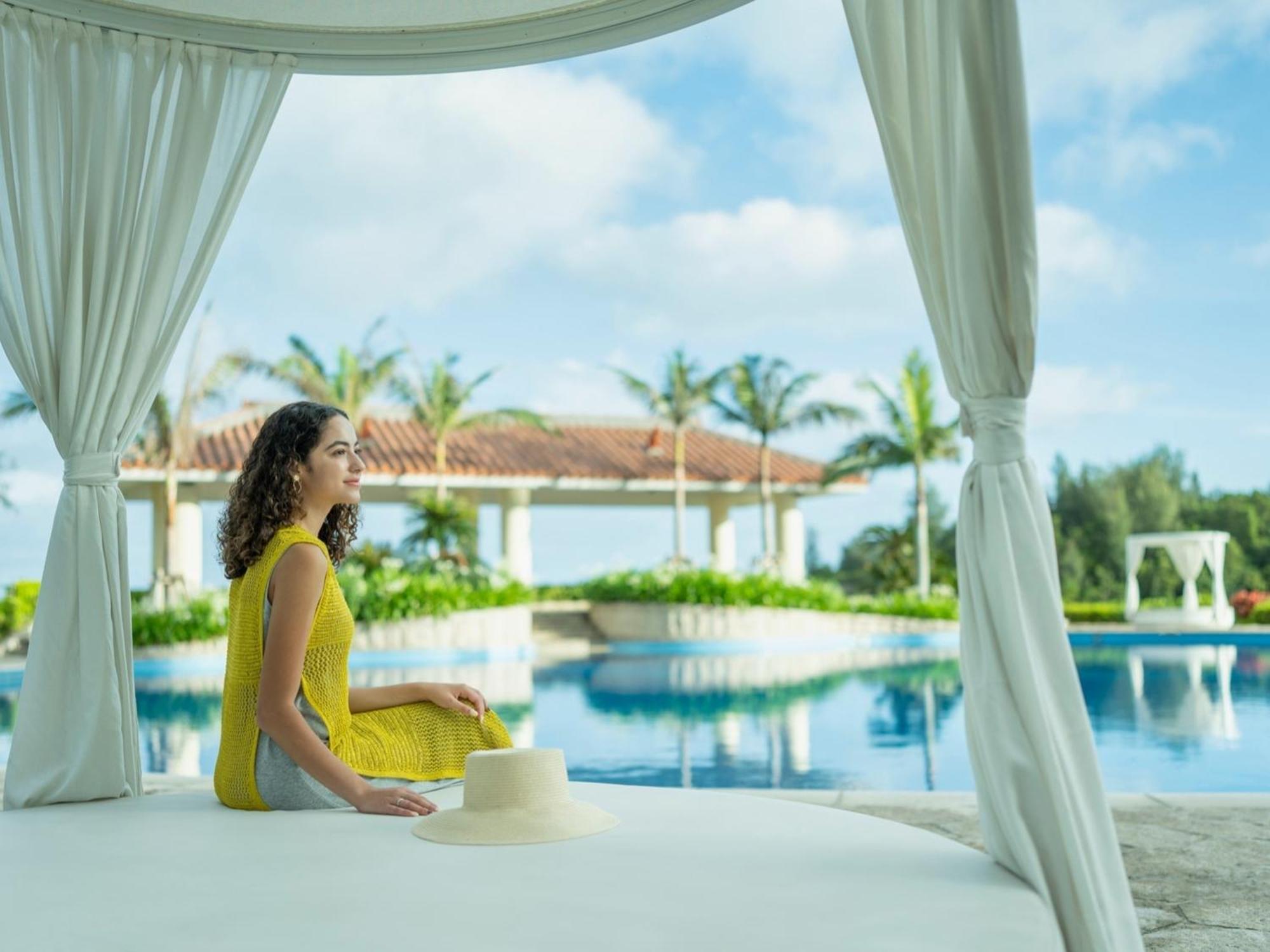 Oriental Hotel Okinawa Resort & Spa Наґо Екстер'єр фото A woman relaxing at a resort