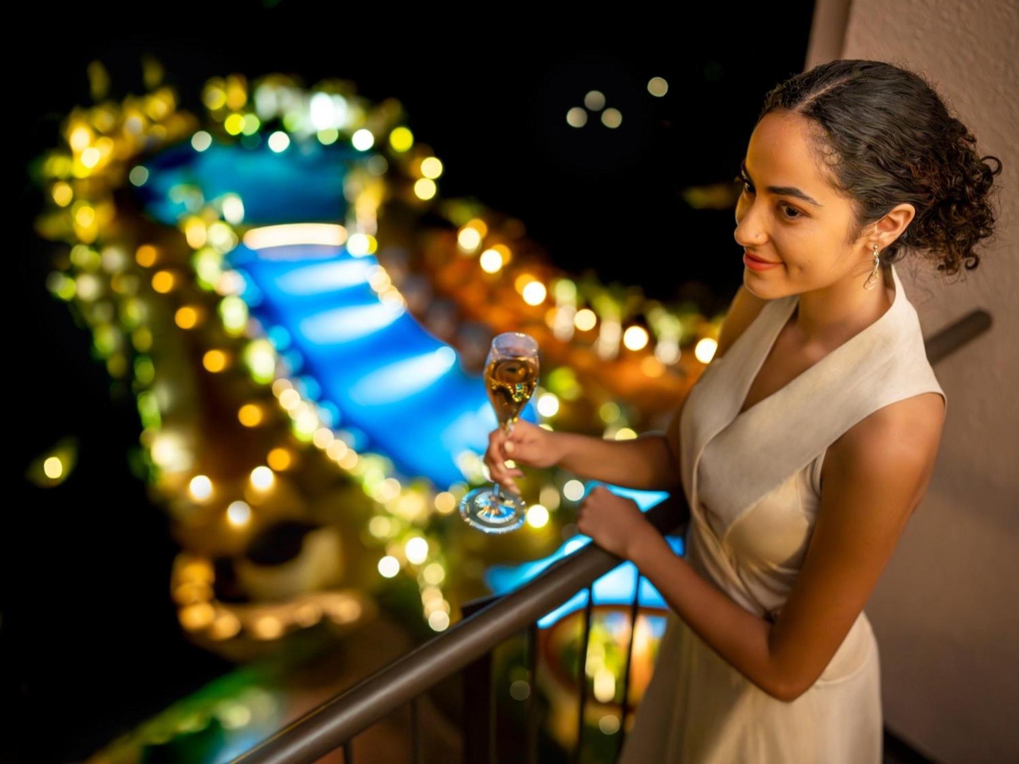 Oriental Hotel Okinawa Resort & Spa Наґо Екстер'єр фото A woman holding a glass of champagne