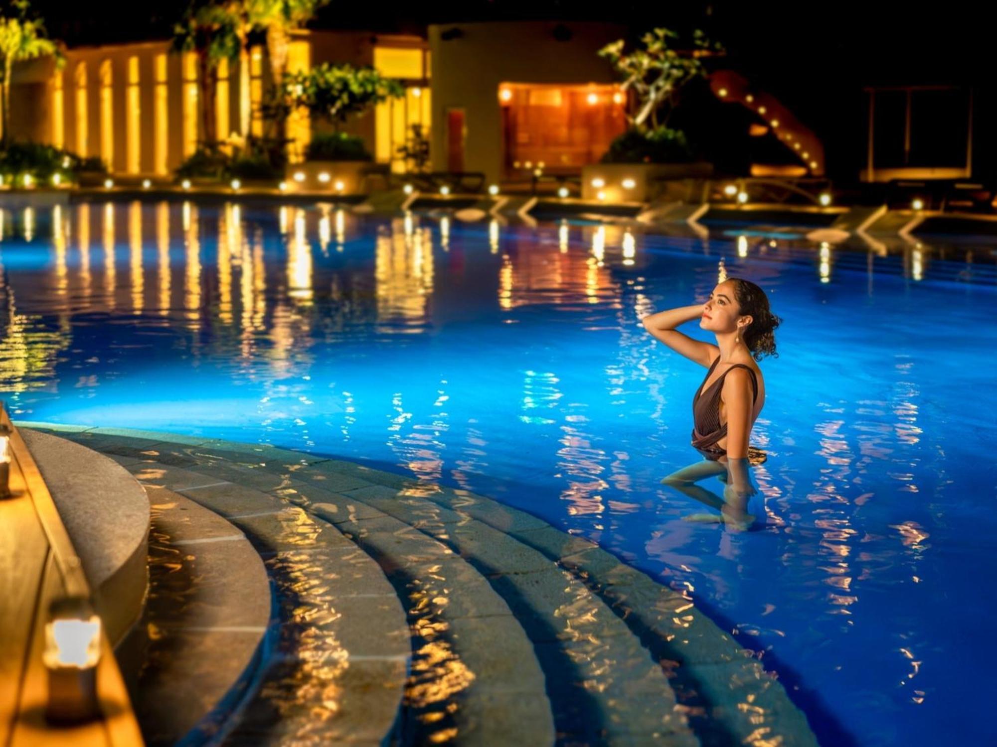 Oriental Hotel Okinawa Resort & Spa Наґо Екстер'єр фото The pool at the resort
